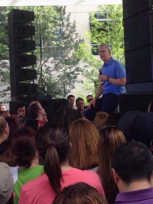 Tim Cook visitando o novo campus da Apple, em Austin (Texas)