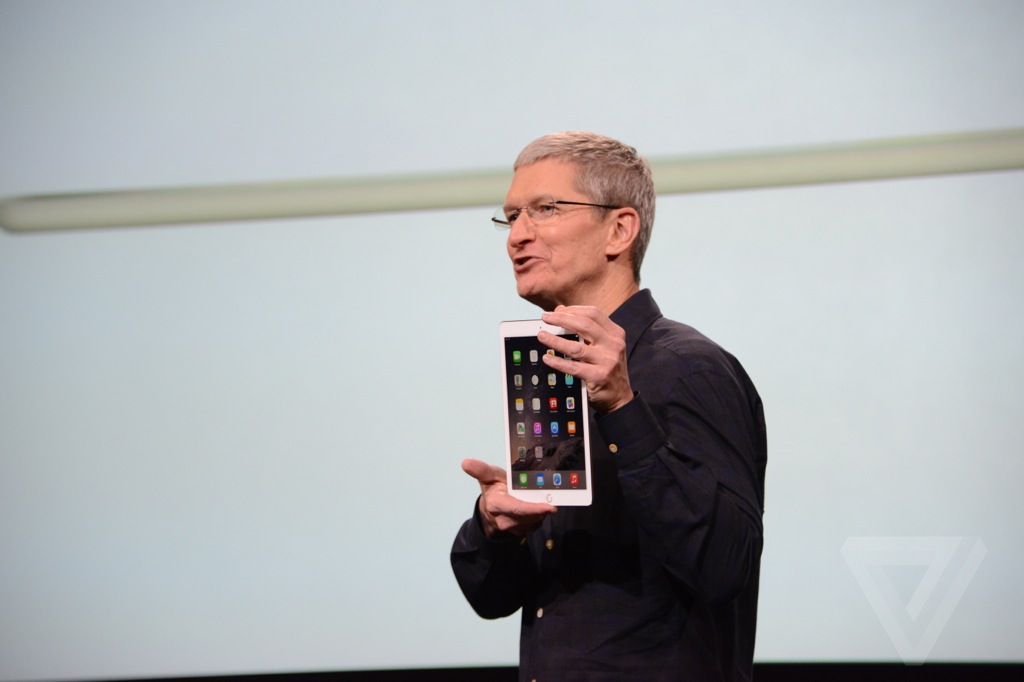 Tim Cook com o iPad Air 2