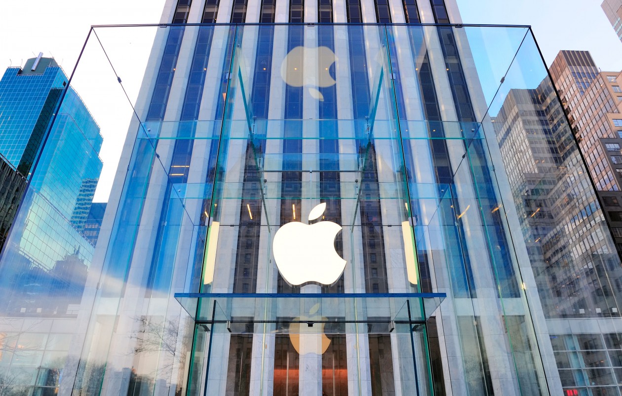 Logo da Apple em loja de Nova York