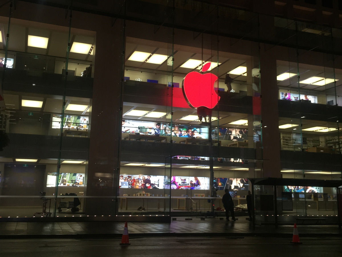 Logo da Apple vermelho na loja de Sydney