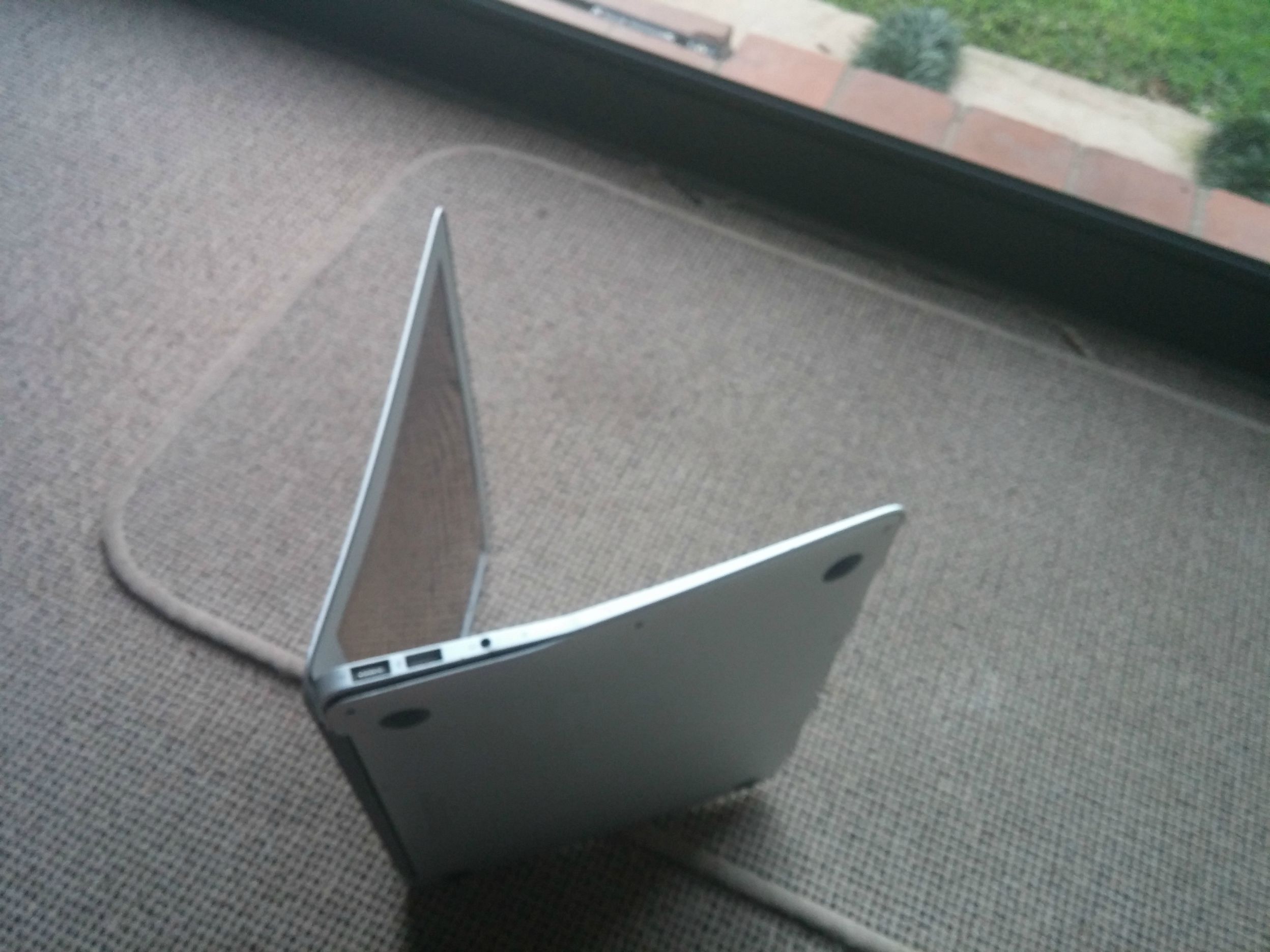 MacBook Air com que caiu de uma altura de 300 metros