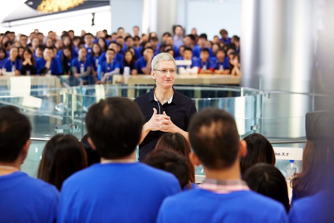 Tim Cook em loja da Apple