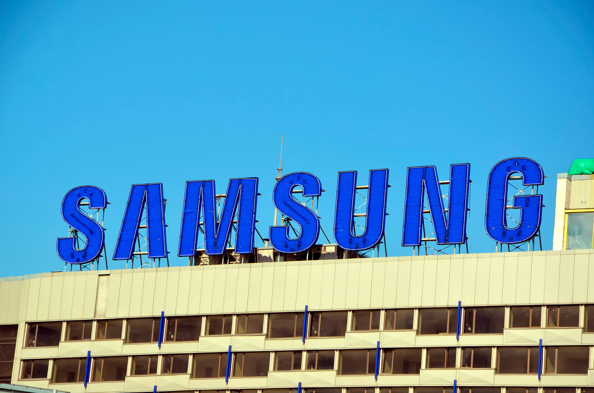Logo da Samsung no topo de um prédio