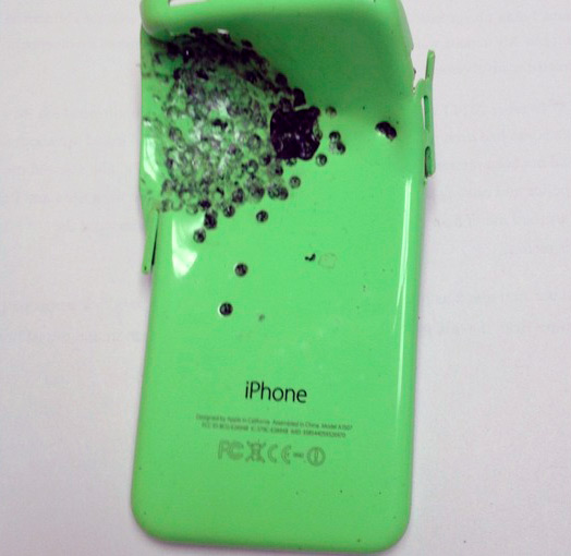 iPhone 5c atingido por bala