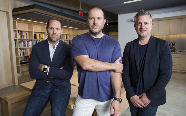 Executivos da Apple - Jonathan Ive, Alan Dye e Richard Howart