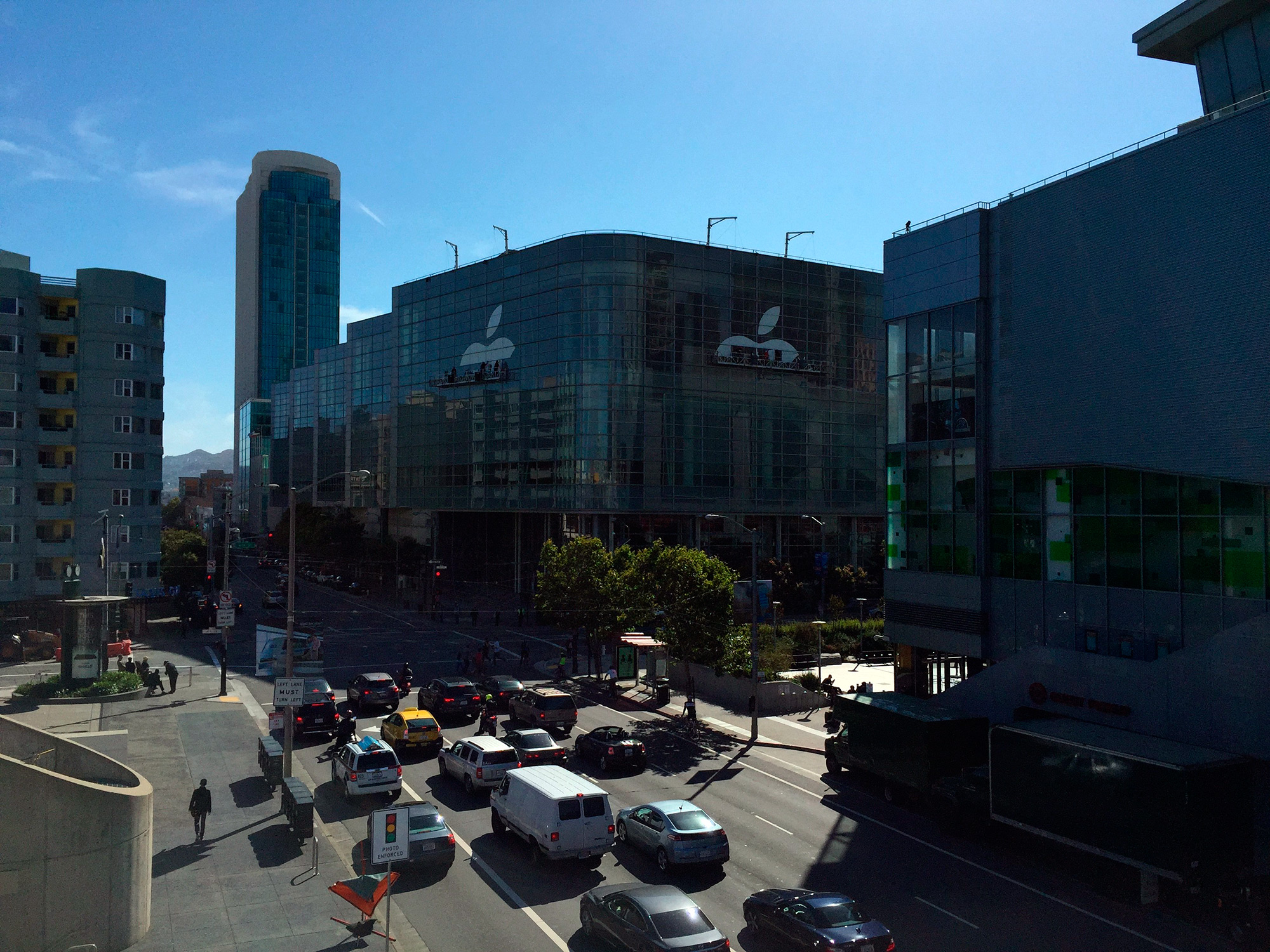 Adesivagem do Moscone para a WWDC 2015 avançando