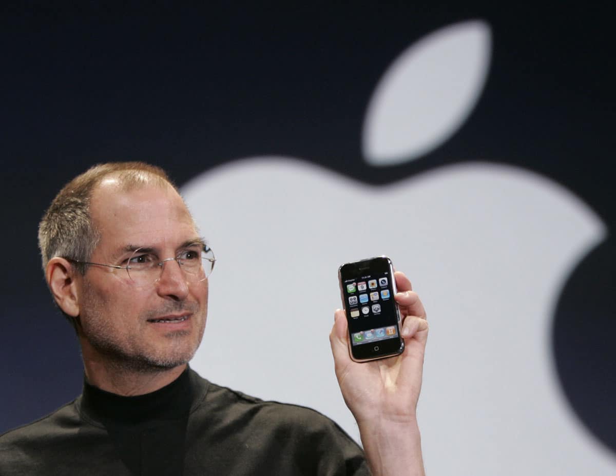 Steve Jobs apresentando o primeiro iPhone
