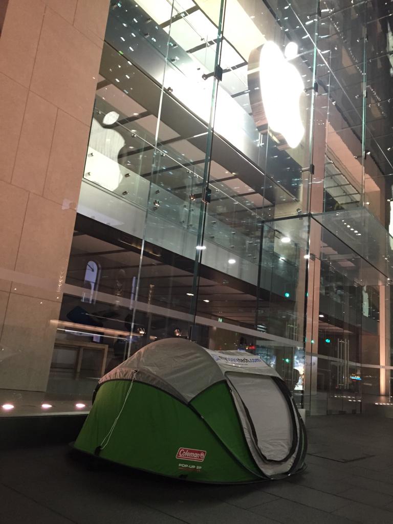Fila em frente à Apple Retail Store - Sydney