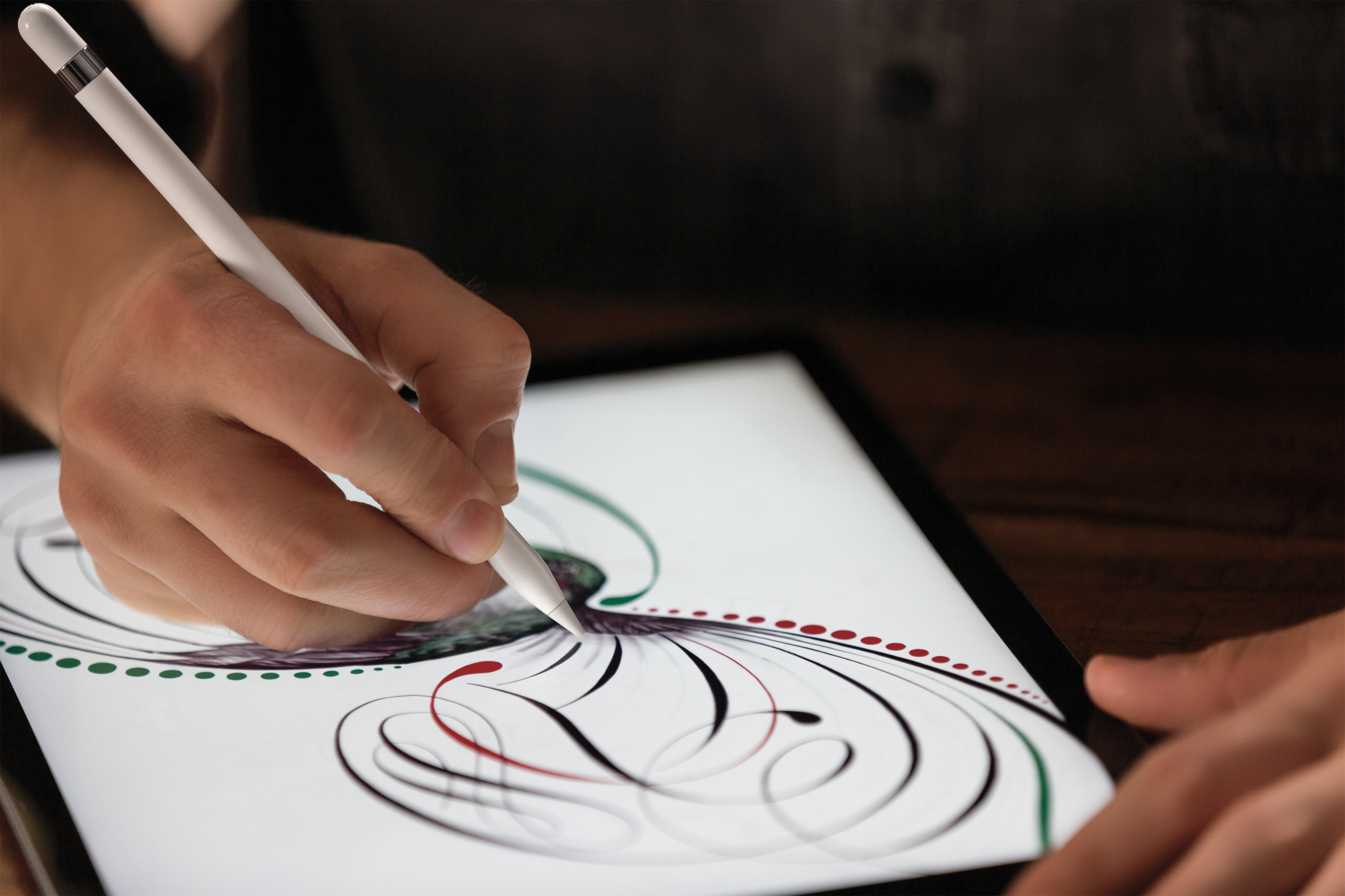 Close-up no Apple Pencil desenhando num iPad Pro