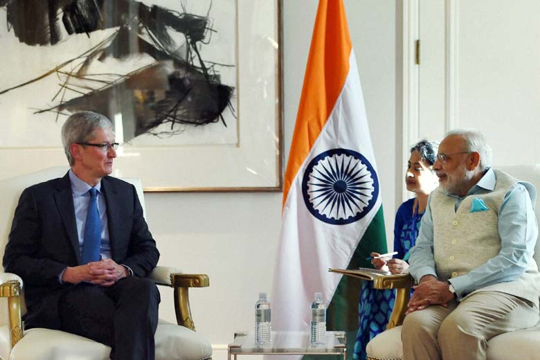 Tim Cook e Narendra Modi (primeiro ministro da Índia)