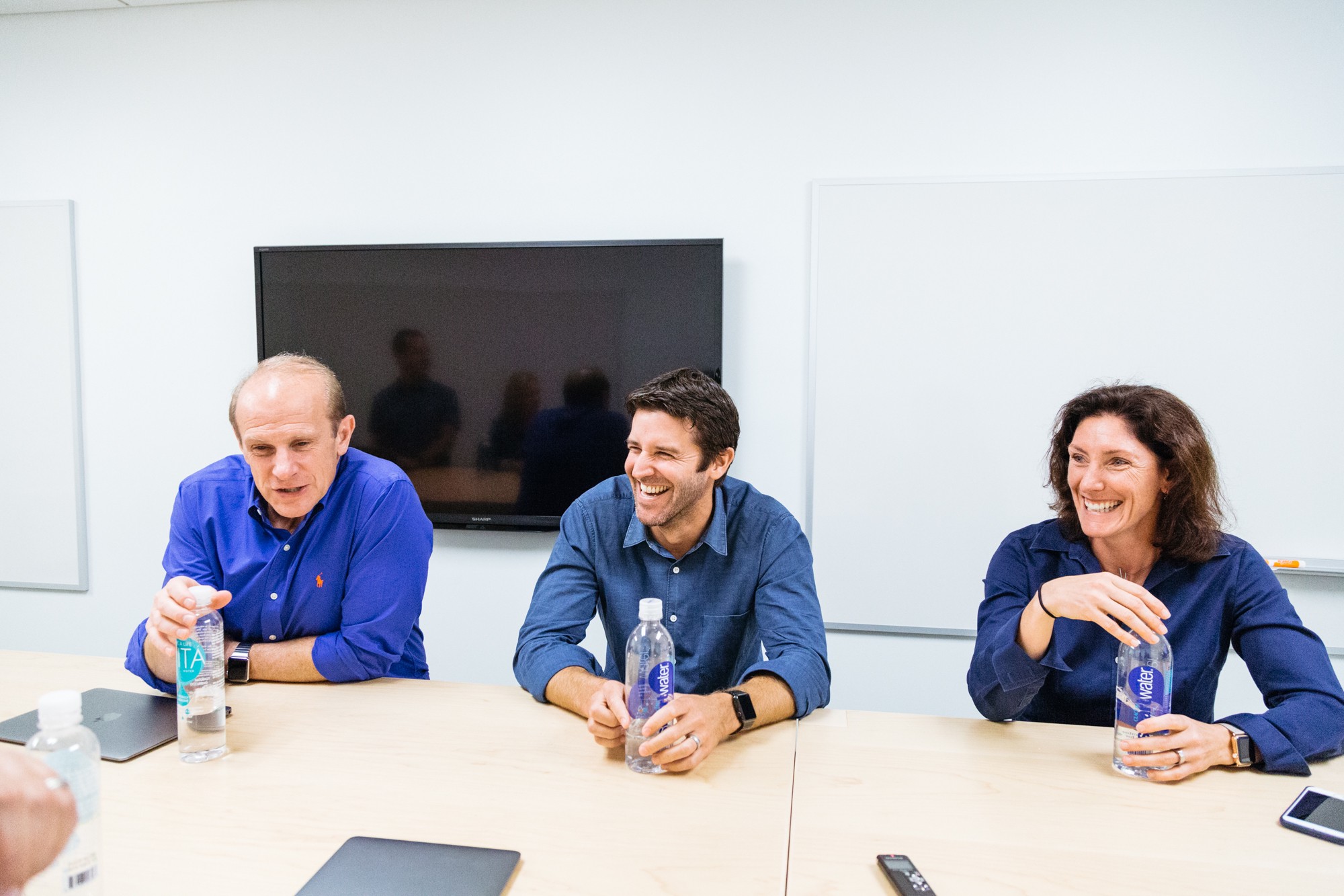 Executivos da Apple dando entrevista
