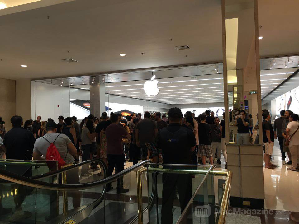 Apple Store do Morumbi cheia de gente após incêndio