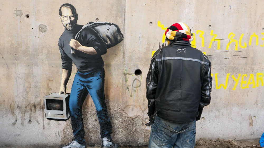 Steve Jobs pintado por Banksy em um muro em de um campo de refugiado em Calais
