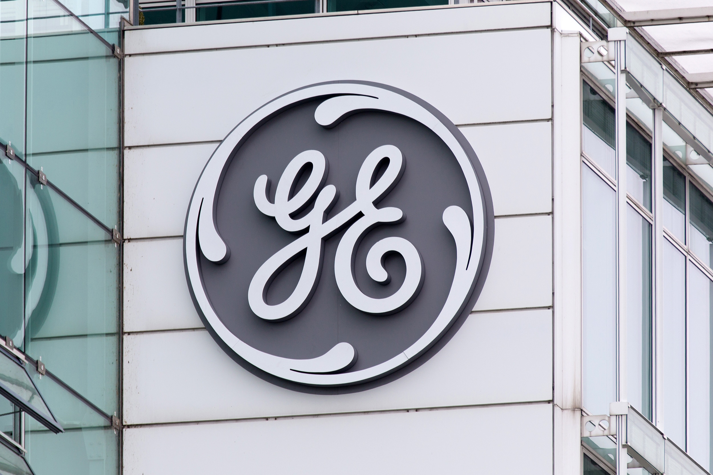 Logo em prédio da General Electric (GE)