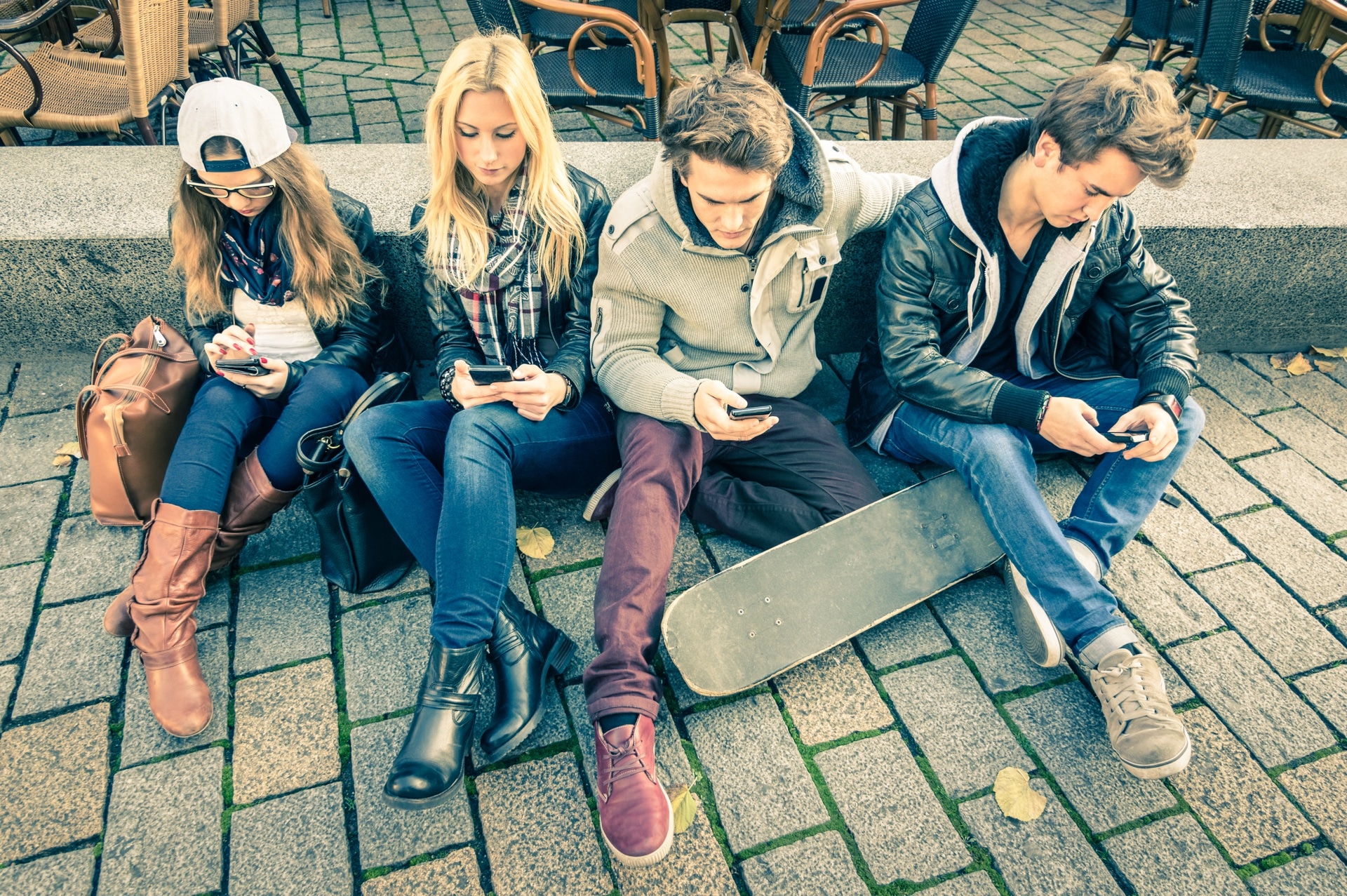 Grupo de hipsters mexendo em seus smartphones