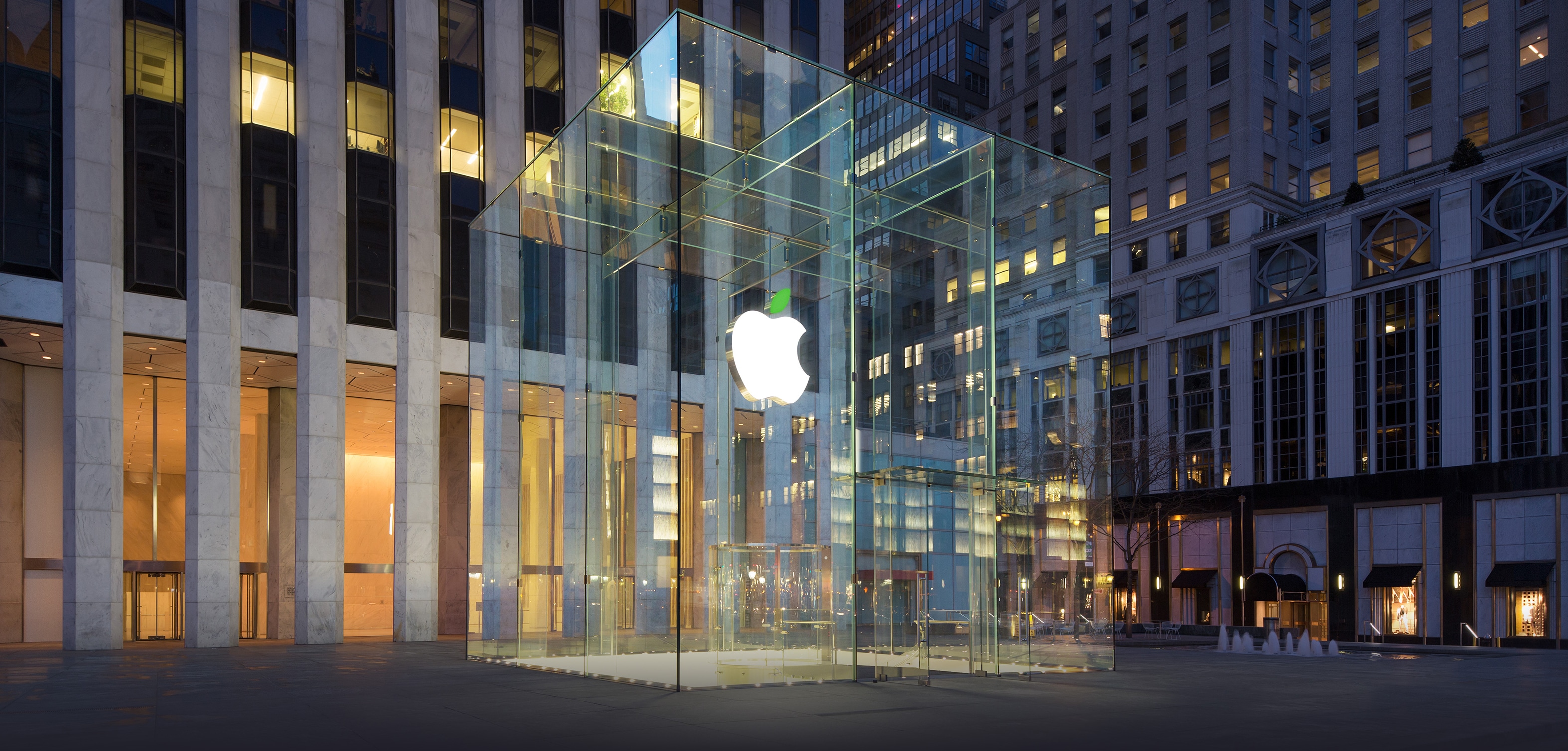Apple Retail Store - Fifth Avenue (Nova York) com a maçã verde