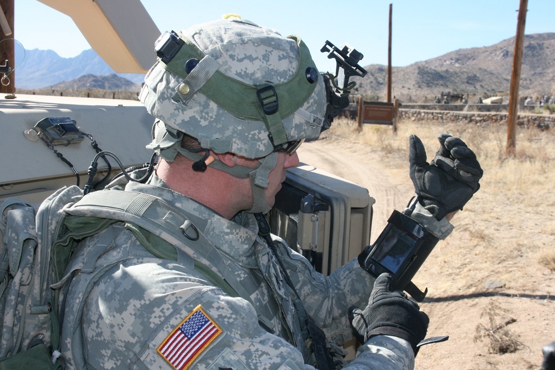 Soldado do exército americano usando um smartphone