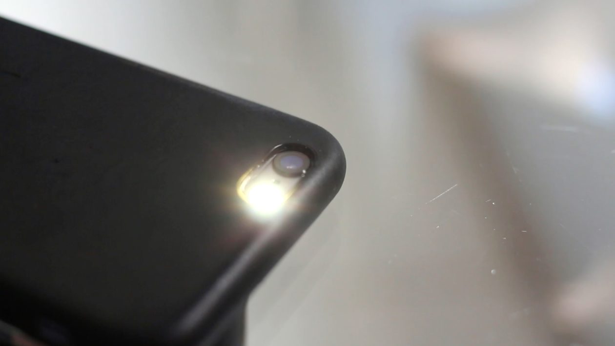 Vídeo como fazer o flash do iPhone piscar para alertas e notificações