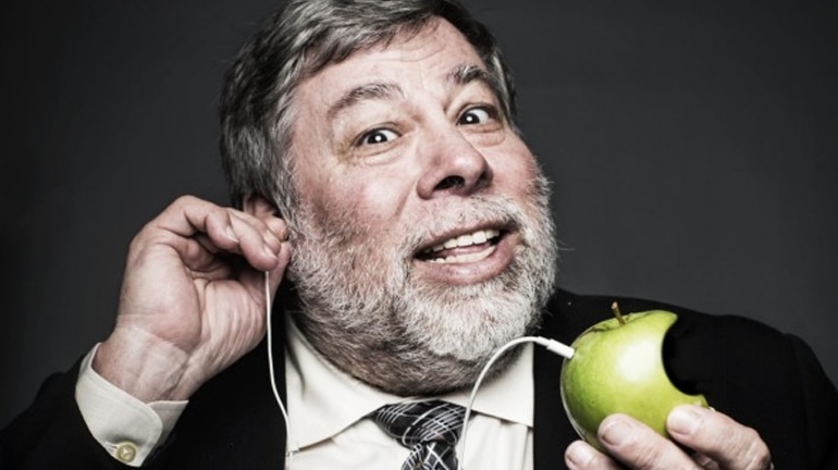 Steve Wozniak segurando uma maçã com fone de ouvido