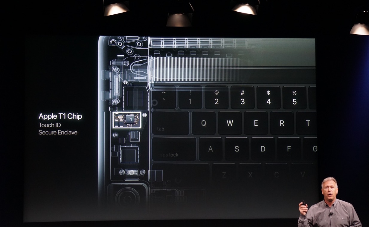 Phil Schiller apresenta o chip T1 do novo MacBook Pro