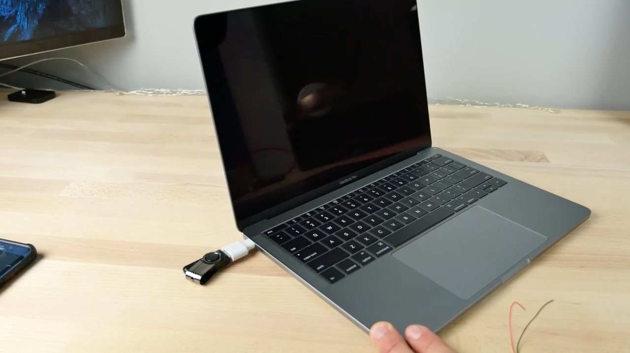 Encontro derradeiro do MacBook Pro com um USB Killer