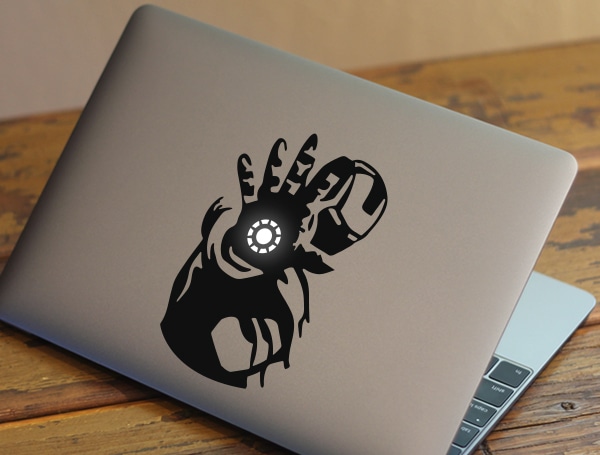 Adesivo do Homem de Ferro no MacBook
