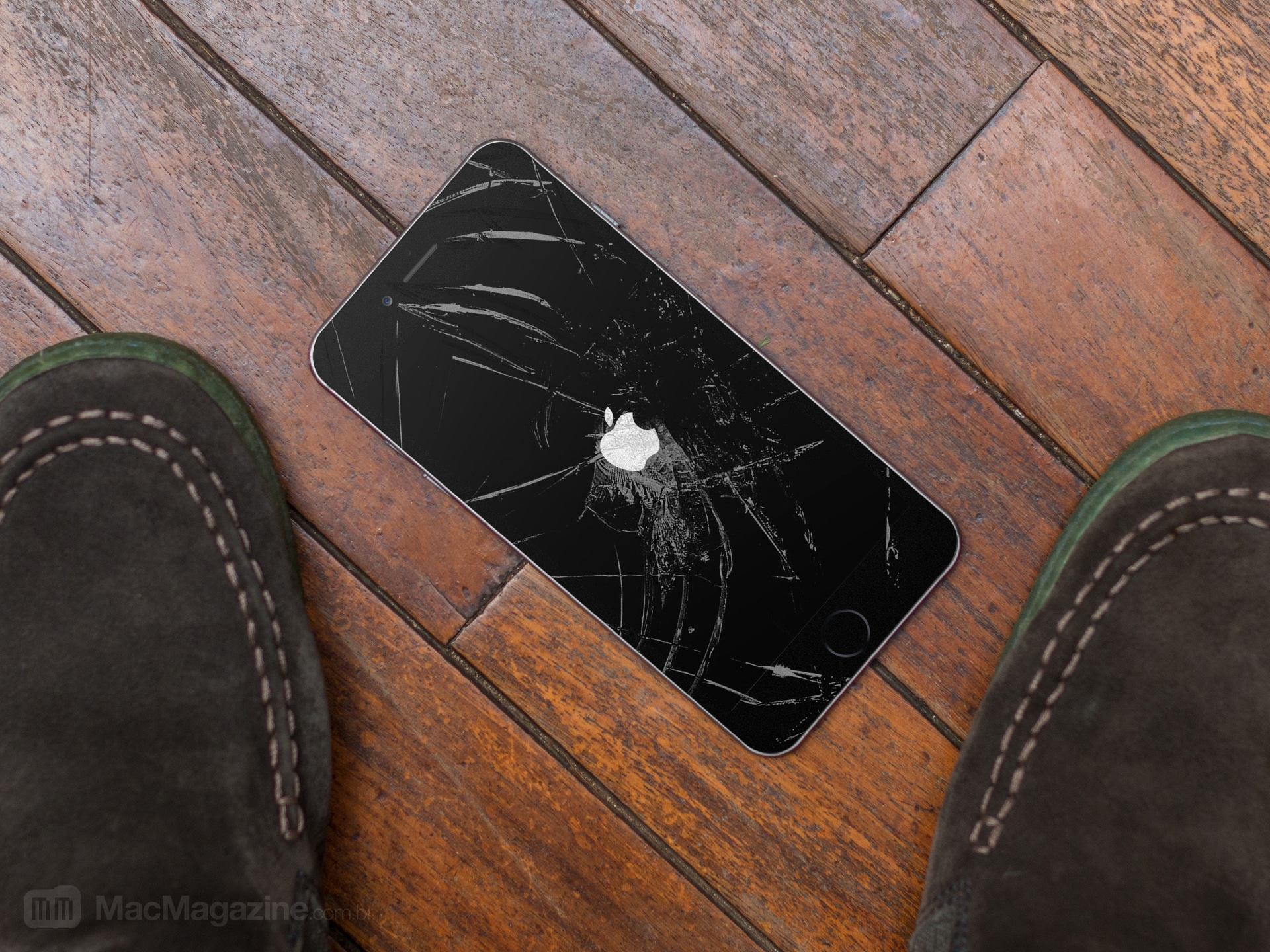 iPhone no chão, quebrado, na tela de boot/inicialização
