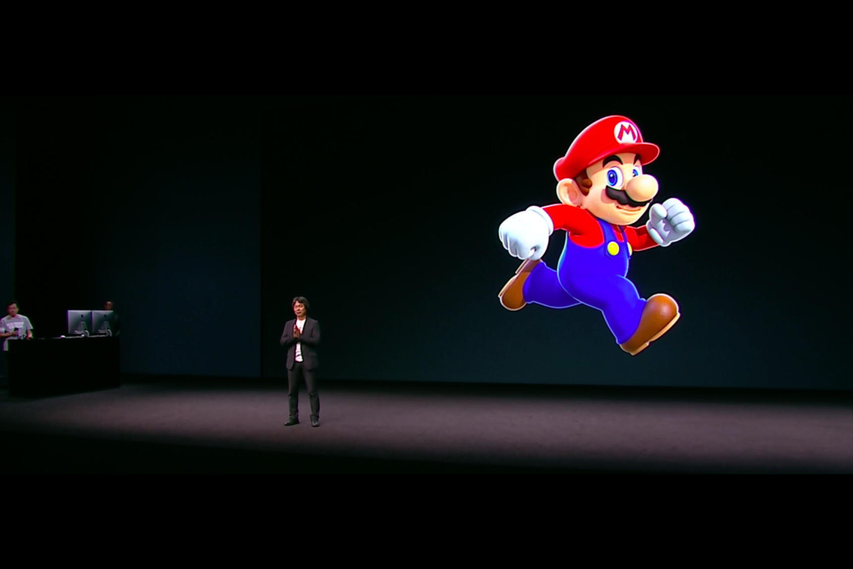 Miyamoto apresentando o jogo Super Mario Run no evento especial de setembro da Apple