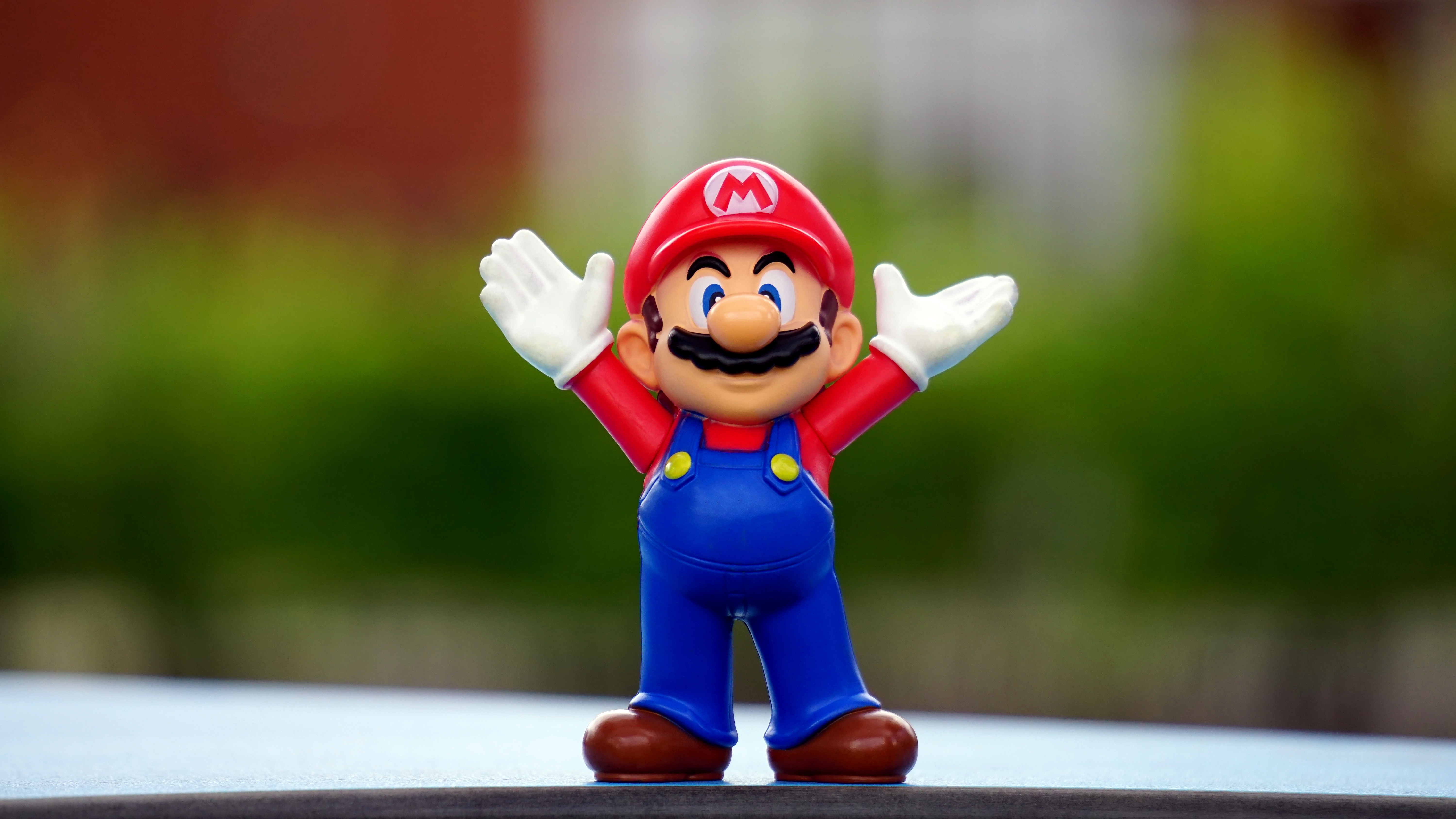 Boneco do Mario (Nintendo) com os braços pro ar