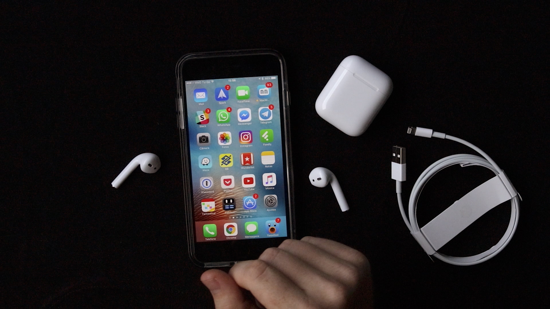Unboxing/hands-on dos AirPods, os fones de ouvido sem fio da Apple
