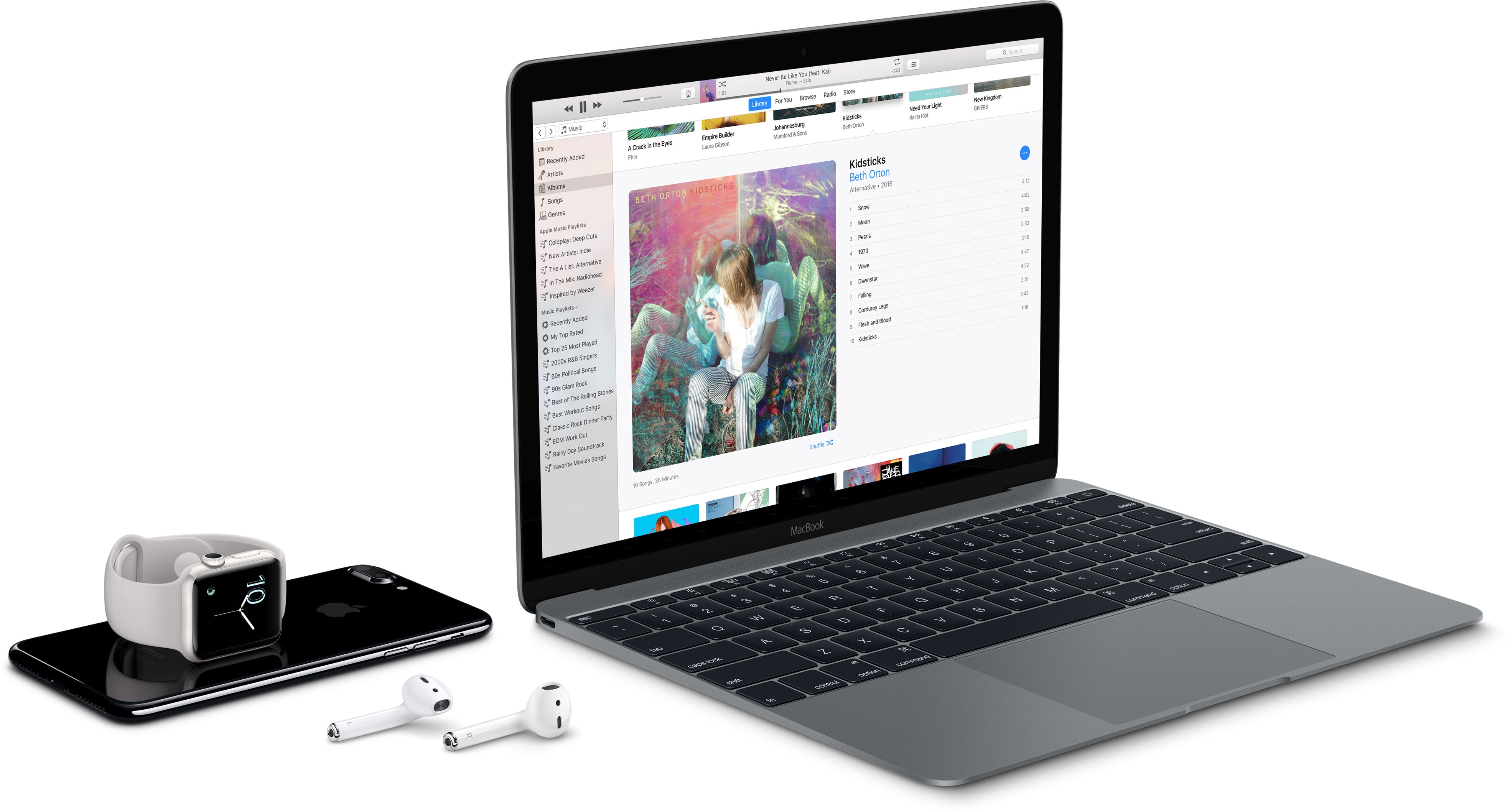 MacBook, iPhone, Apple Watch e AirPods numa mesa branca