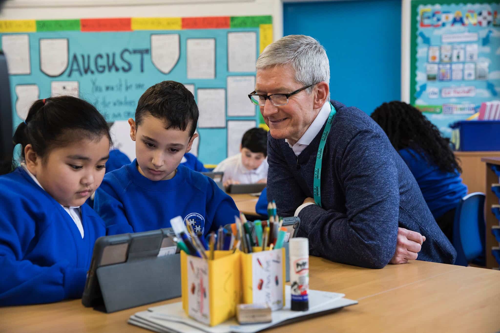 Tim Cook com crianças em escola usando o Swift Playgrounds num iPad