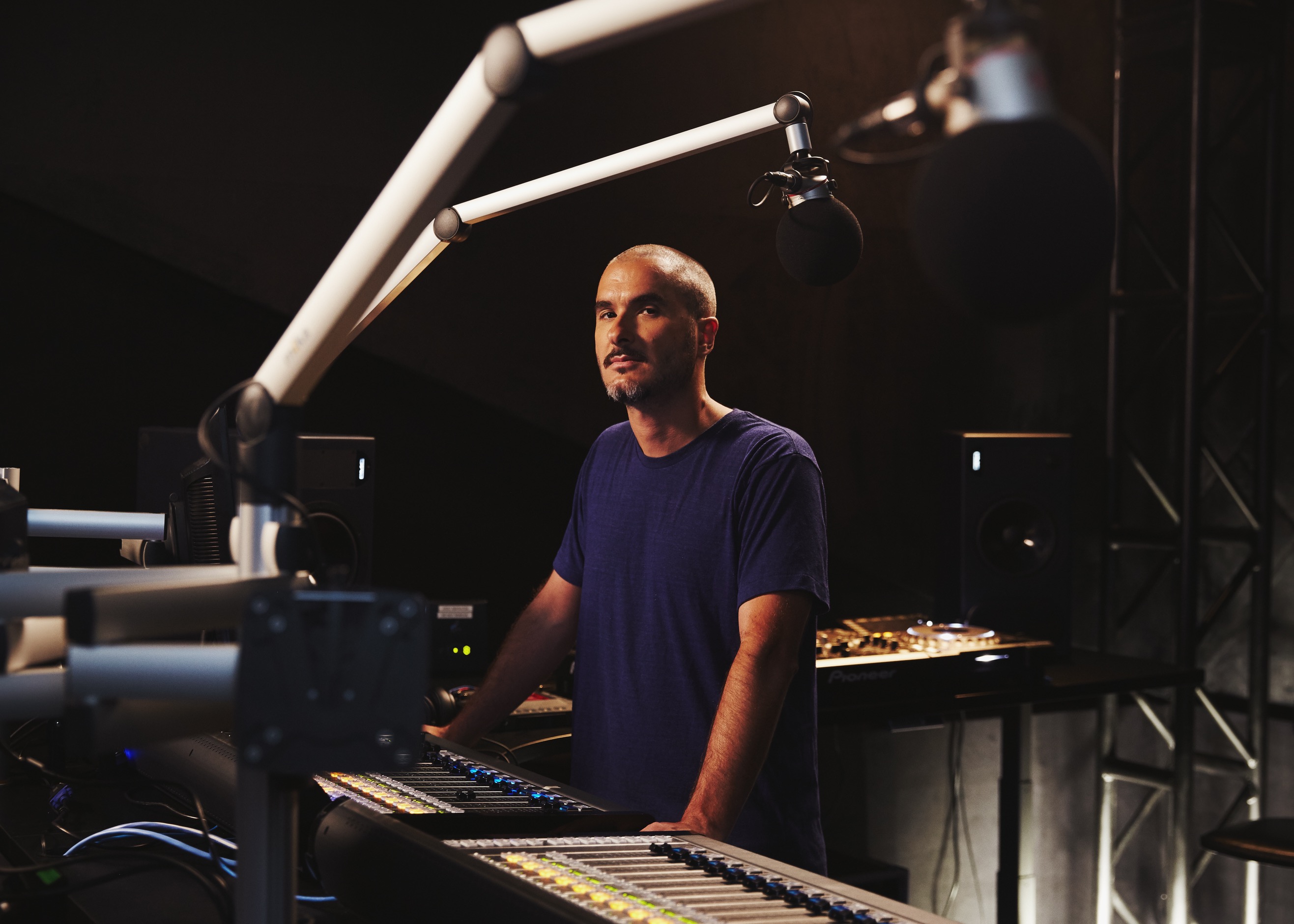 Zane Lowe em um dos estúdios da rádio Beats 1