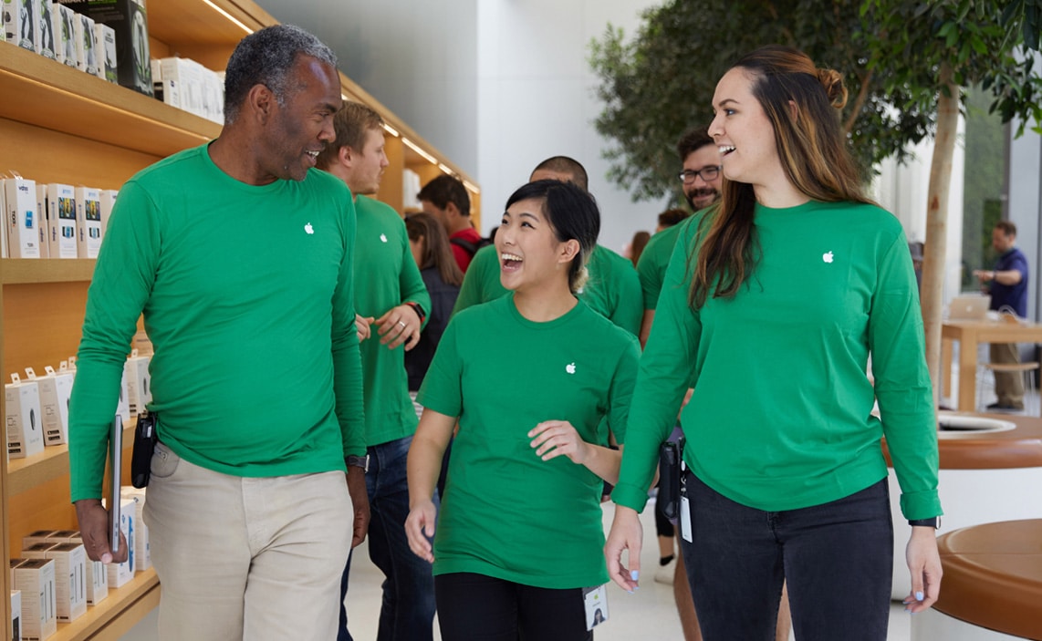 Empregados com camisetas verdes para celebrar o Dia da Terra