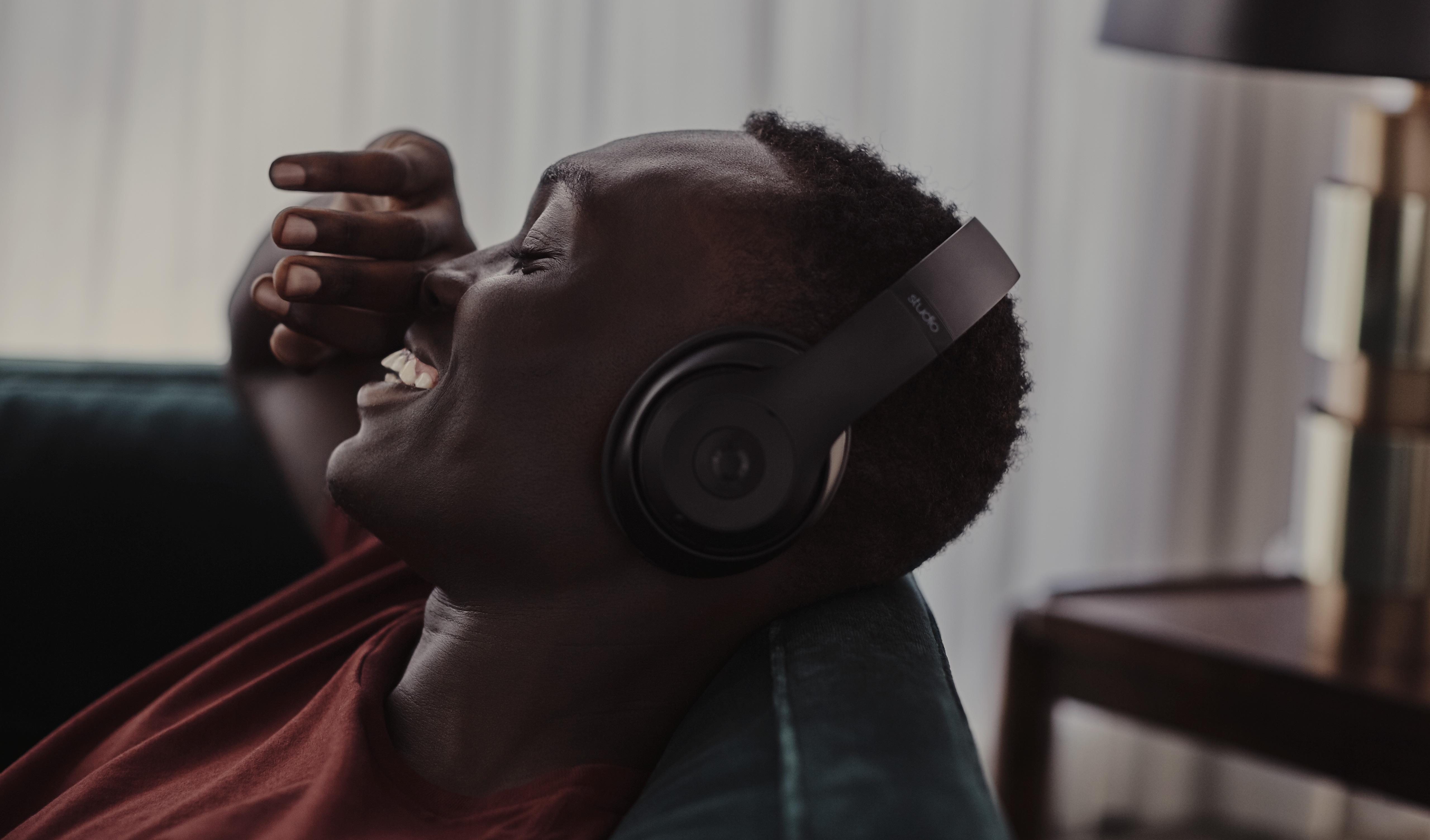 Homem curtindo o Apple Music em fones Beats