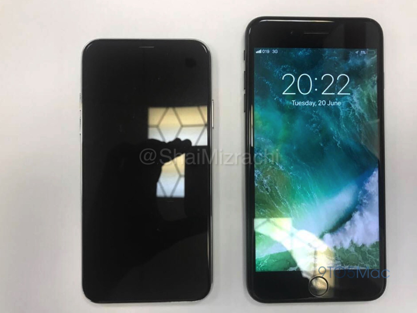 Dummy "iPhone 8" ao lado de um iPhone 7 Plus