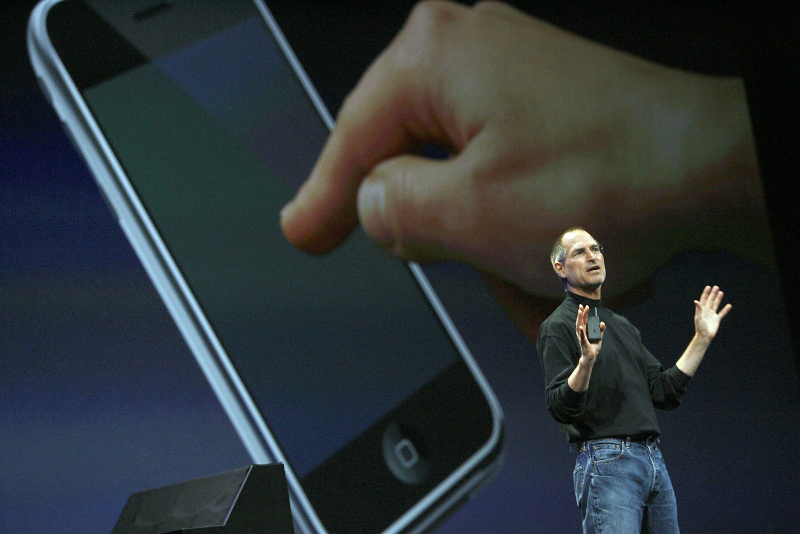 Steve Jobs apresentando o iPhone, em 2007
