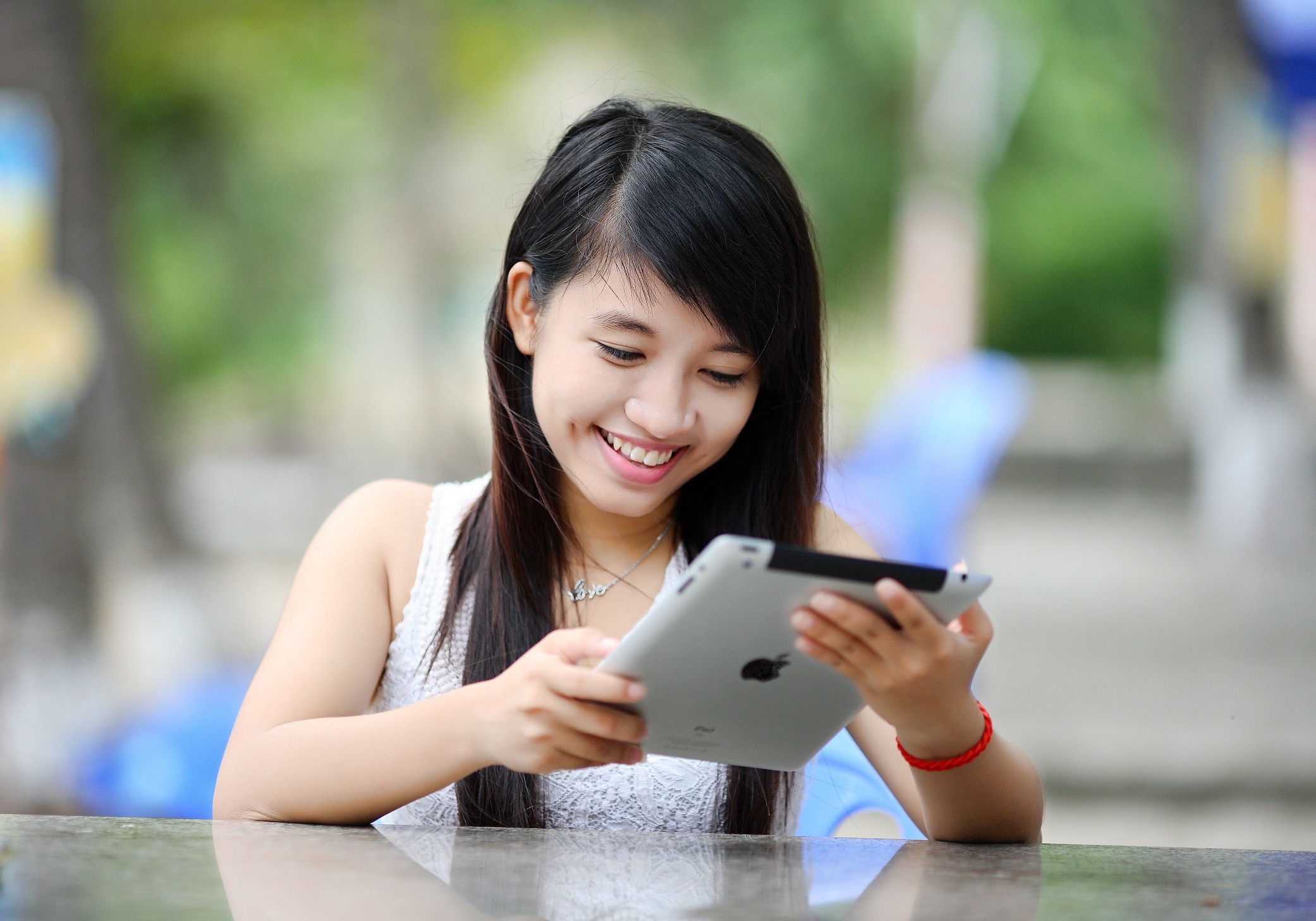 Mulher asiática usando um iPad