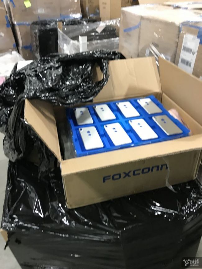 Supostos "iPhones 8" em caixa da Foxconn