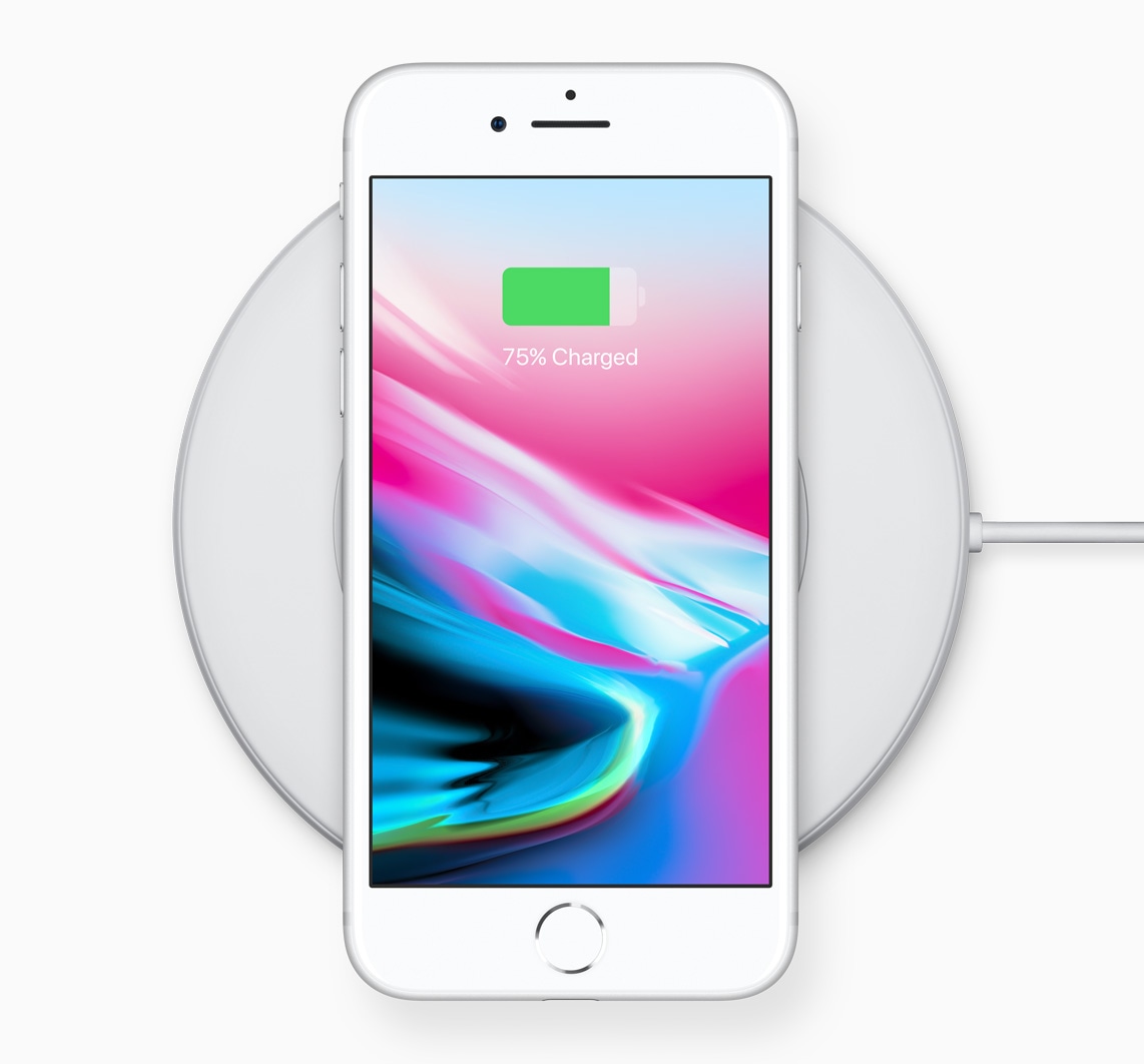 iPhone 8 recarregando sem fio numa base branca genérica