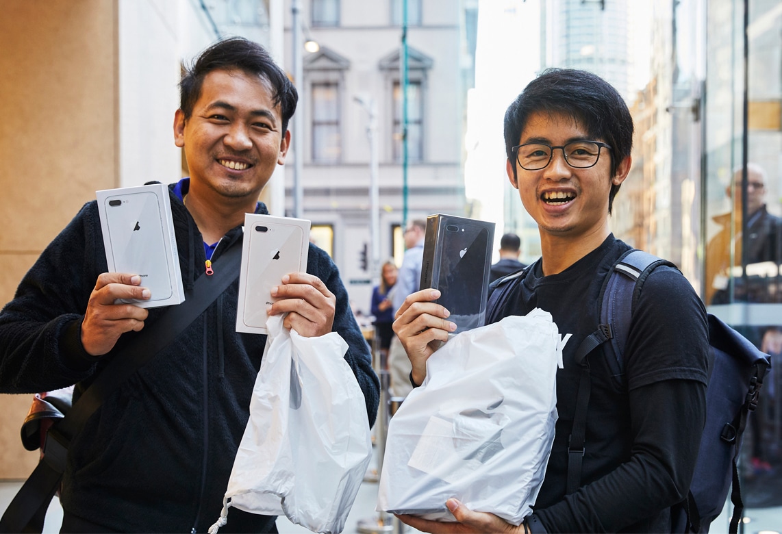 Consumidores comprando iPhones 8 em Apple Store