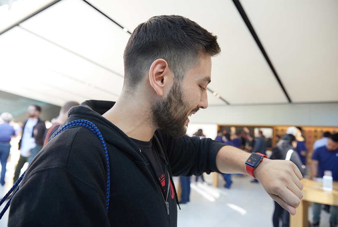 Consumidor usando o Apple Watch Series 3 em Apple Store