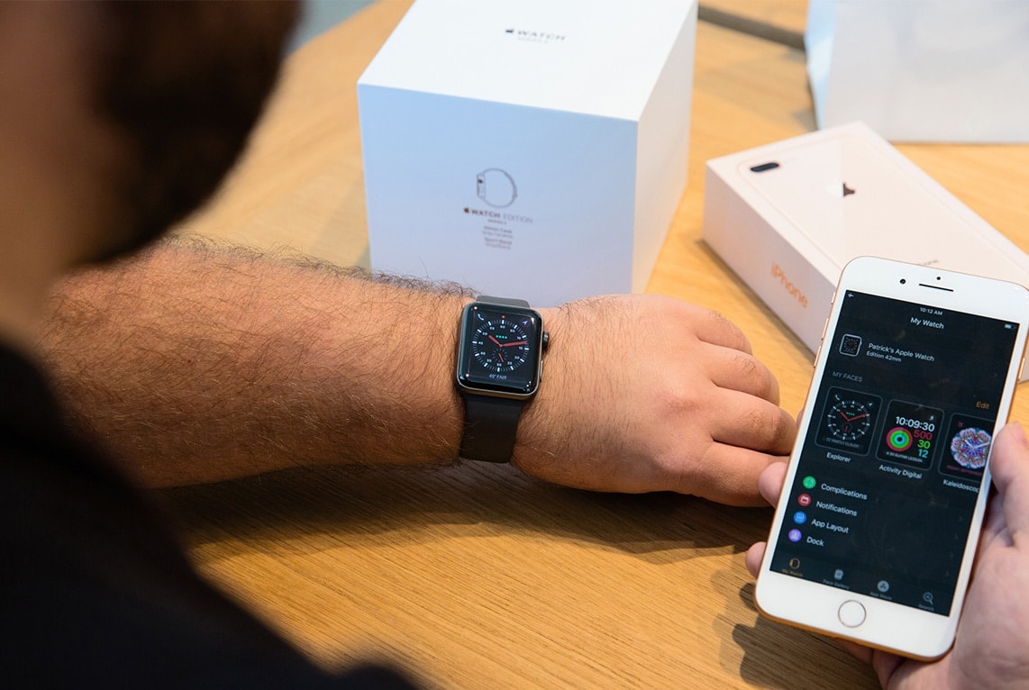 Apple Watch Series 3 no braço com iPhone 8 ao lado