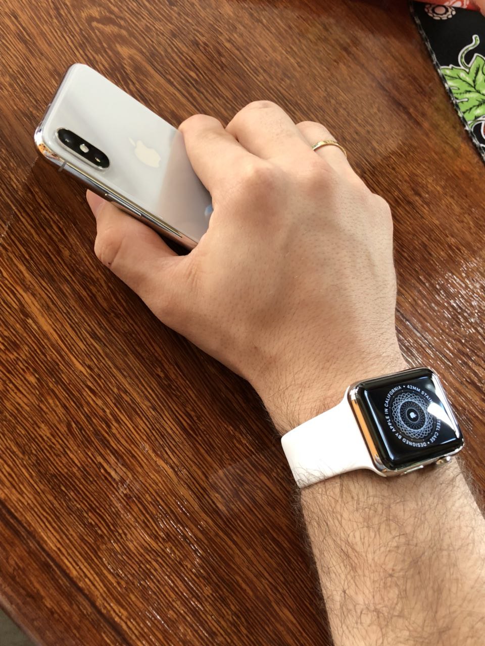 Apple Watch no braço com iPhone X