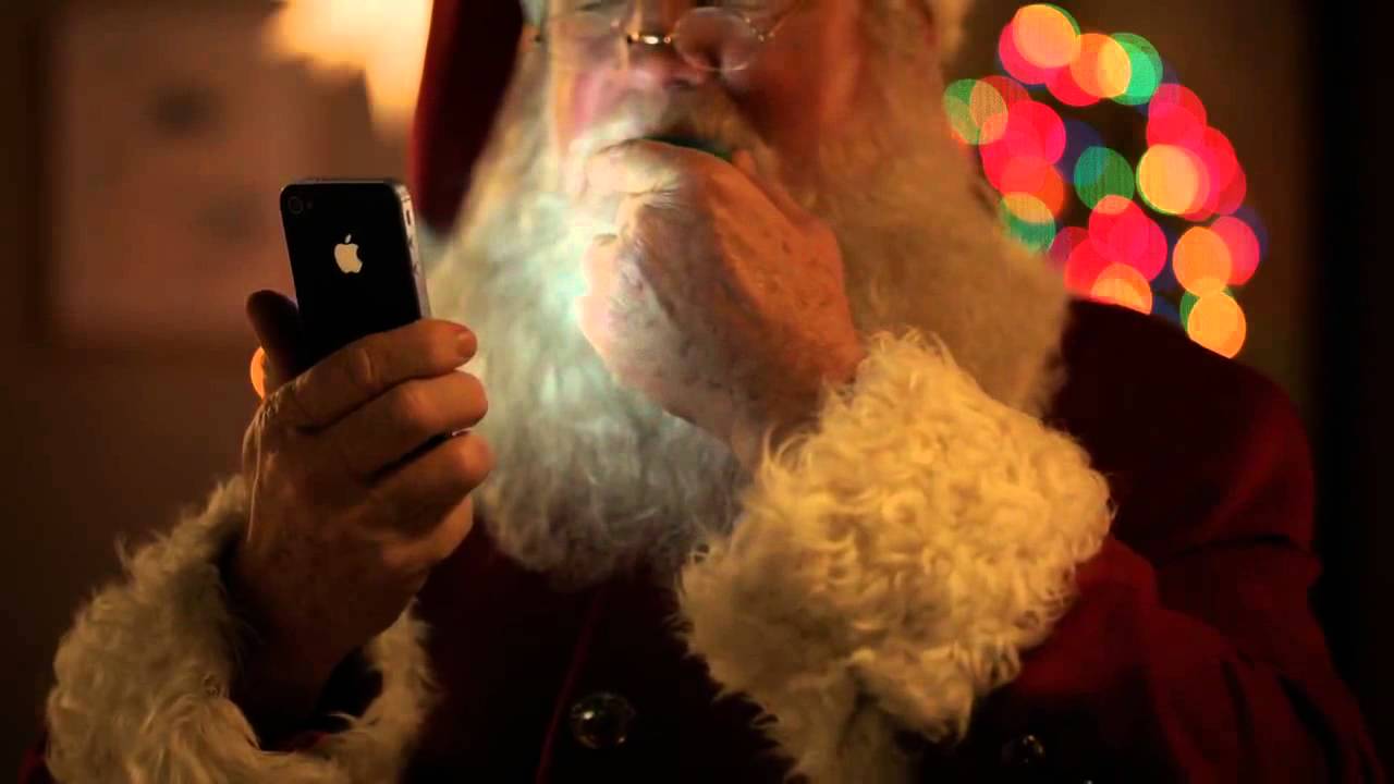 Papai Noel segurando um iPhone 4s