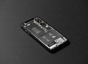 iPhone com componentes expostos (bateria)