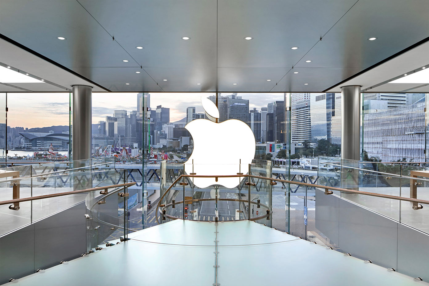 Logo da Apple ao contrário na loja ifc mall em Hong Kong