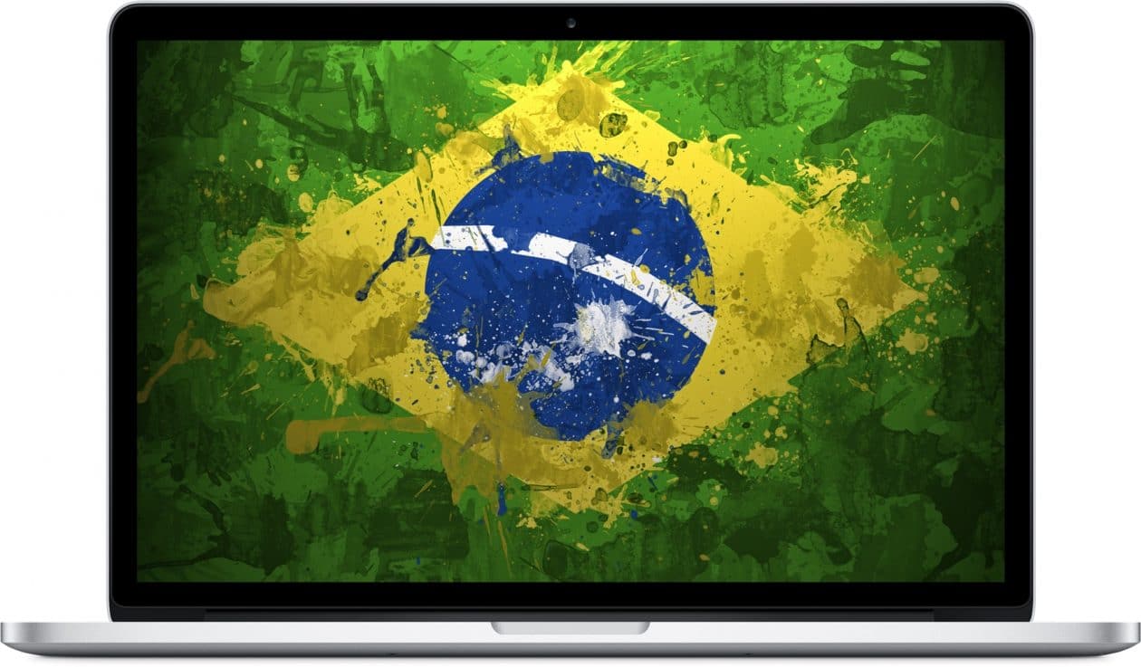 MacBook Pro com a bandeira do Brasil