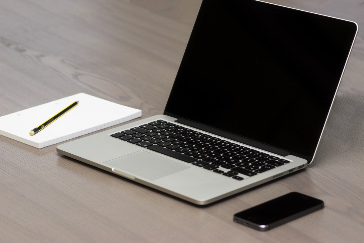 MacBook e iPhone em ambiente de trabalho