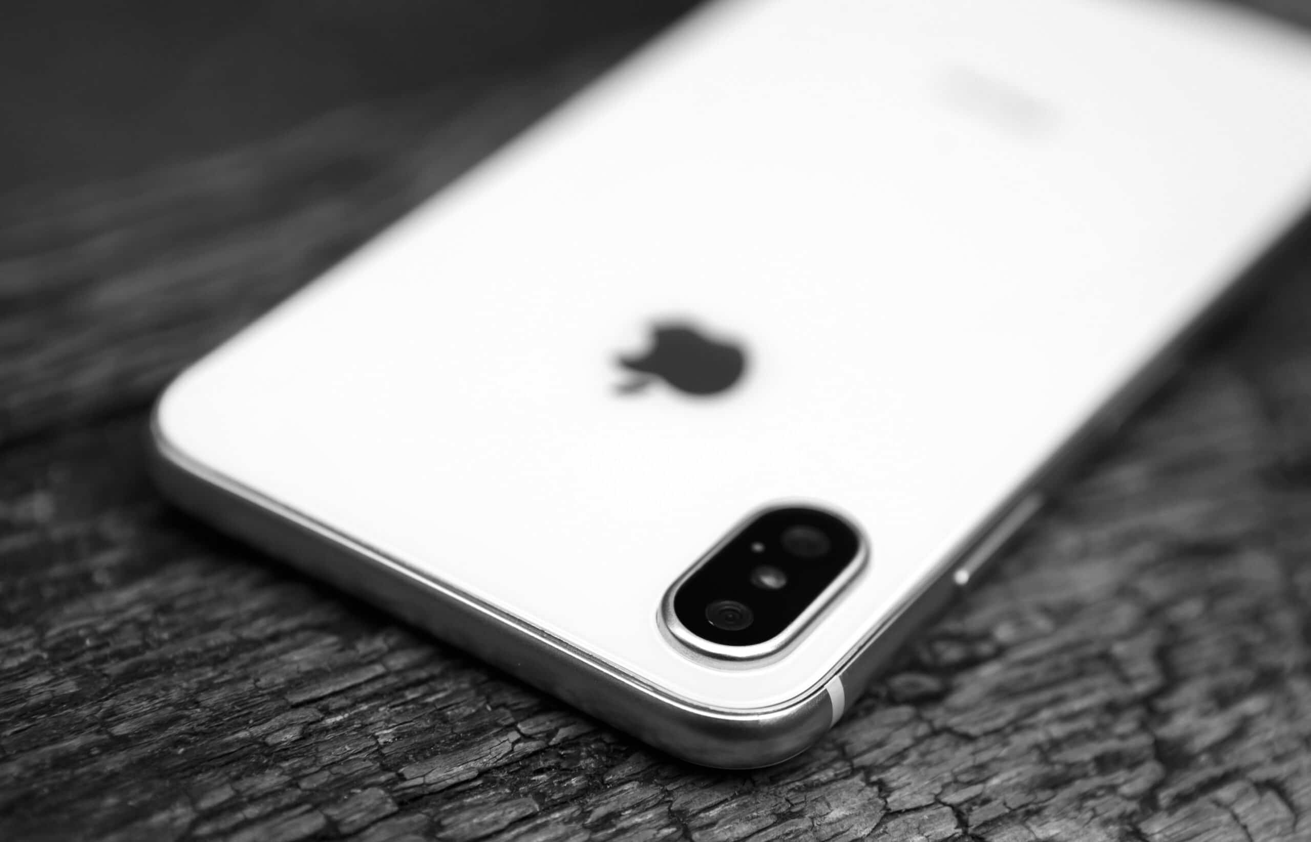 Traseira do iPhone X em preto e branco